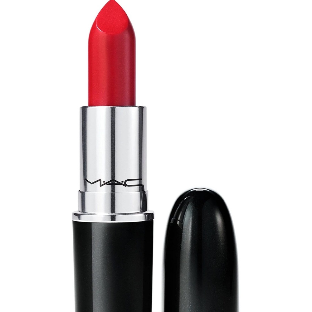 MAC  Lipstick “Local Celeb” 551